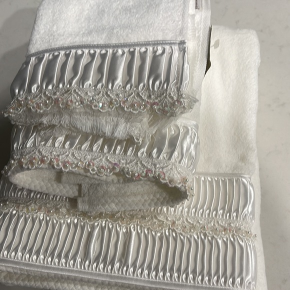 Brand new 3 piece towel set - Picture 4 of 5